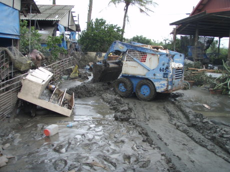調度山貓清除淤泥（照片提供／屏東養豬協會 ) 
