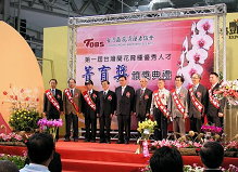 圖6 黃副主任委員、陳署長與獲獎者合照留念