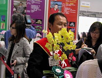 圖8 獲獎者接受記者訪問