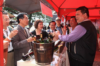 4 陳主任委員於松鶴農產品酒莊攤位試喝品嚐
