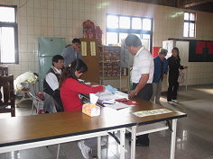 圖1 設於大安鎮安宮之【虎眼一圳第四小組】水利小組長選舉領投票情形