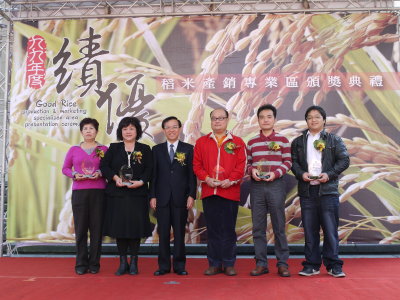 圖2 農糧署陳署長與績優專業區代表合影