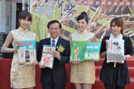圖3 農糧署陳署長推薦績優專業區優質好米品牌產品
