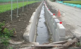 圖 1 荷苞嶼小排四改善工程。施工前（左）、施工後（右） 