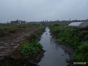 圖2 宜蘭農田水利會壯東D-2-1中排等2線改善工程。施工前（上）、施工後（下）