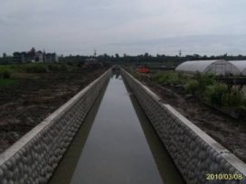 圖2 宜蘭農田水利會壯東D-2-1中排等2線改善工程。施工前（上）、施工後（下）