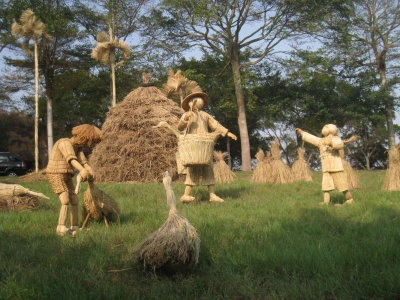 圖2.「草鞋墩的故事」以編織稻草及稻草年限展現作品活力