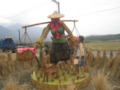 圖 4. 「台灣的阿母」以細緻的稻草編織展現生動活潑的人物情感