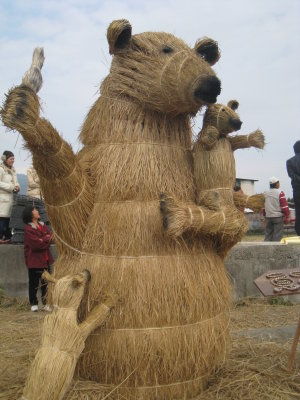 圖5.「熊」燻黑稻草的方式展現熊家族的溫馨活潑