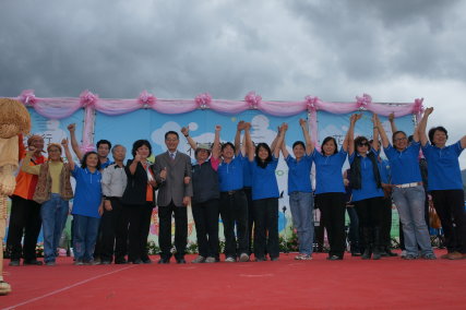 圖7.陳主任委員武雄頒獎鼓勵第一名「時光穗稻」池上國際同濟會及米鄉休閒農業區得獎團隊