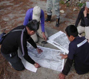 圖2 途中研判深山巡護路線，指引方向