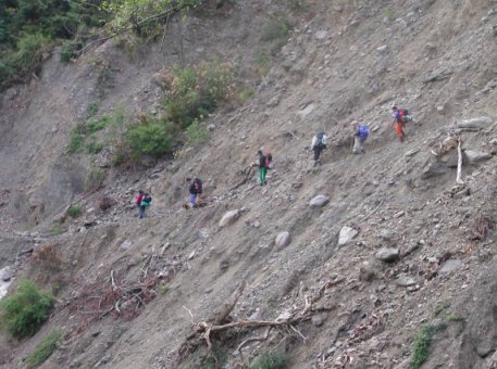 圖3 憑藉著堅忍不拔的精神翻山越嶺，為捍衛保育森林而努力