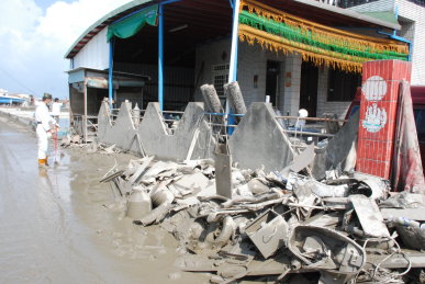 圖5 本身也是受災戶的黃再團，魚塭損毀嚴重