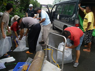 圖5 吳郭魚苗裝袋、灌氧氣，以便運搬至民間養殖池