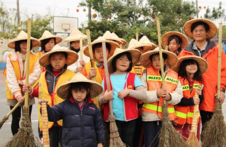 彰化縣大村鄉平和社區組成老中青三代的大掃除團隊，一起感受社區的改變，也為社區注入新血