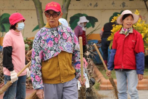 彰化縣大村鄉平和社區組成老中青三代的大掃除團隊，一起感受社區的改變，也為社區注入新血