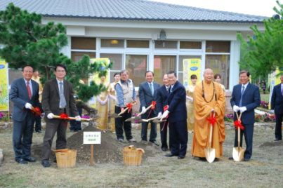 蕭副總統於建國一百年植樹月記者會種下具堅忍不拔韌性的五葉松