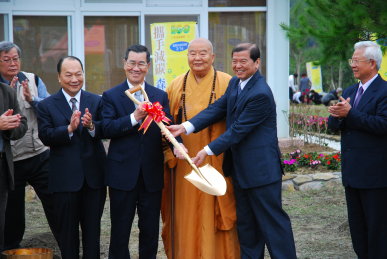 蕭副總統將簽名植樹鏟贈給佛光大學校長楊朝祥