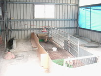 圖4 地板保溫半開放式育雛設備