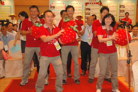 圖4 大湖地區農會推廣團隊隨時不忘推廣行銷在地特產－草莓