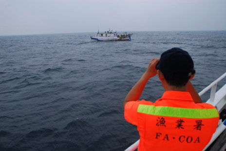 圖8 漁業巡護船機動於海上進行登臨檢查，遏止違法漁業行為