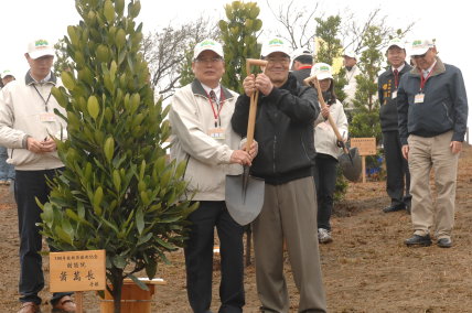 蕭副總統致贈簽名鏟子予林務局顏仁德局長 