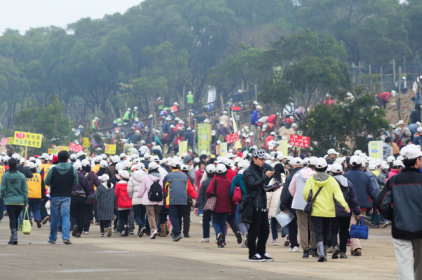 民眾前往植樹區種樹 