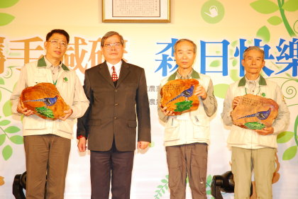 局長與傑出國家森林志工合影 