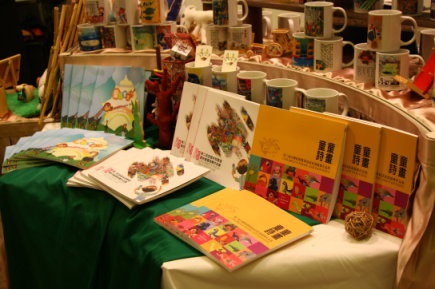 活動中呈現一至三屆的成果集及得獎作品延伸的周邊商品 