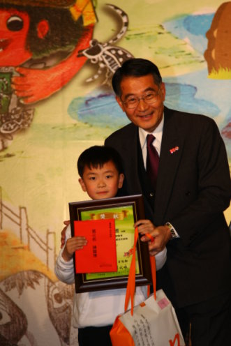 主委頒獎給得獎的小朋友 