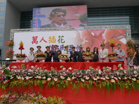 熱情的民眾與 農委會黃副主任委員有才合影，留下美麗的笑容