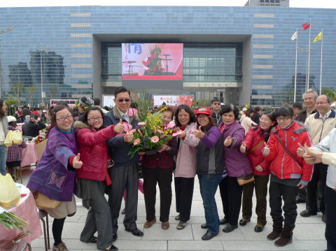 農委會黃副主任委員有才、台中市胡市長志強、農糧署陳署長文德及多位民意代表，傳遞溫情，為花農加油 