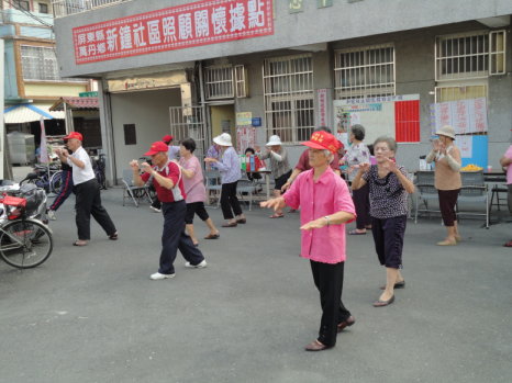 社區長輩們跳健康操 