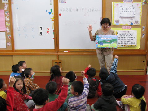 02為社區學童講解「社區繪本布書」故事