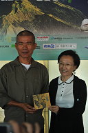 02「九九蜂鷹」導演李偉傑(左)與台灣猛禽研究會理事長暨中央研究院生物多樣性中心研究員劉小如博士(右)共同出席首映會