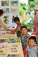 04 522淡水戶外影展，小朋友於生物多樣性展覽攤位參加遊戲活動