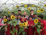 站在花田裡，透過園藝治療，這群上帝的孩子純真的歡笑