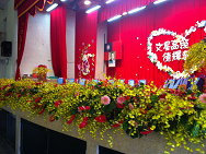 01 文德女中以火鶴、文心蘭布置成美麗的畢業典禮舞台