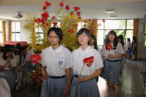 02文德女中畢業生手持火鶴花入場