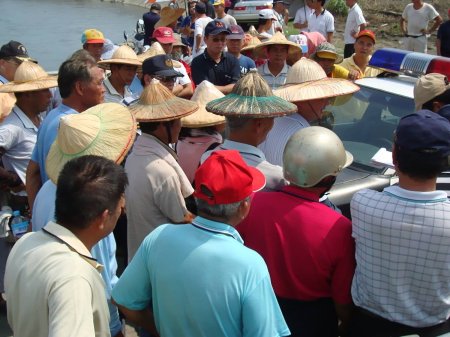 山老鼠煽動民眾圍堵警車，緊張氣氛一觸即發 