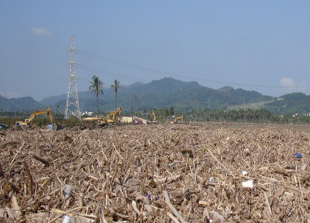 莫拉克風災帶來一場浩劫,堆積如山的漂流木在屏東地區引發連串爭端,幸賴政風團隊機智化解