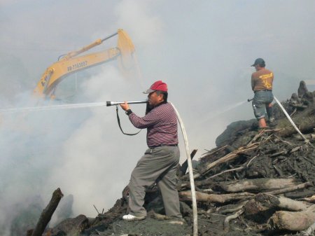 棄漂流木堆置場發生火災，政風團隊主動協助救火和協調，消弭衝突 