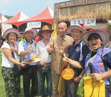 天啊!連蔣公都請出來了，中苗農村真是給力！