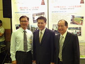 王政騰副主任委員和水土保持局黃明耀局長（右）、土庫鎮農會黃萬聰總幹事（左）合影