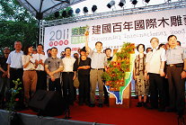 陳主委手舉象徵希望的樹苗，在臺灣的土地上種上一片綠意與願景