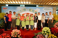 01 陳主委與 7 位評審老師及金廚獎得獎者合照 