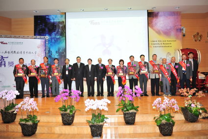 黃副主任委員和與會嘉賓及所有得獎者合影