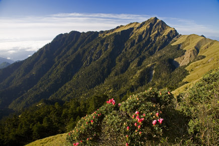 01 臺灣全島山巒綿亙，各種地形齊備，造就美麗的自然景觀，圖為奇萊主峰春景（余榮欽攝影） 
