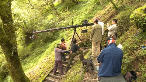 02 生態影像紀錄常需耗費大量人力、物力及時間，圖為世界遺產－臺灣檜木於阿里山拍攝情形 