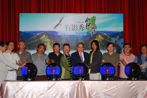 06 林務局前局長顏仁德與 2011 國家生態電影節參展影片導演們共同啟動電影節活動 